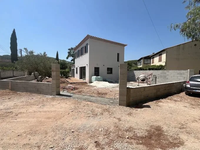 Mur de clôture et piliers maçonnés à La Valette-du-Var