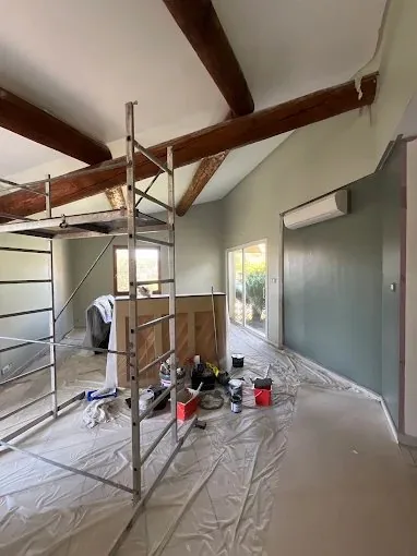Pièce en cours de mise en peinture à La Crau