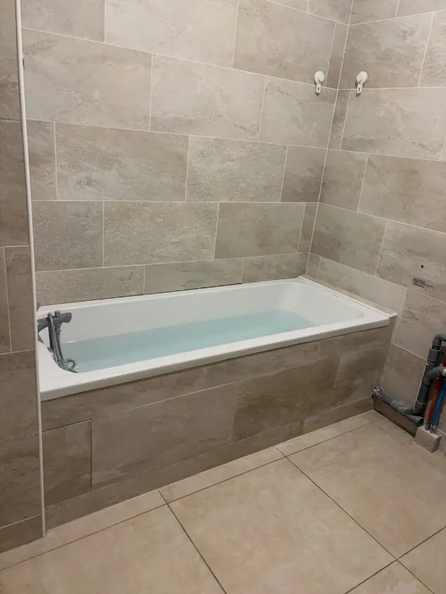 Salle de bains carrelée avec baignoire, rénovée à Toulon